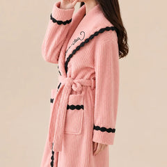 La boutique du peignoir Peignoir Capuche Femme - Bordure à Pompons Noirs, Rose Corail