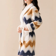 La boutique du peignoir Peignoir Femme Polaire - Texturé à Col Blanc, Zigzag Bleu et Ocre