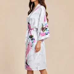 La boutique du peignoir Peignoir Kimono Femme - Court en Satin à Paons, Blanc