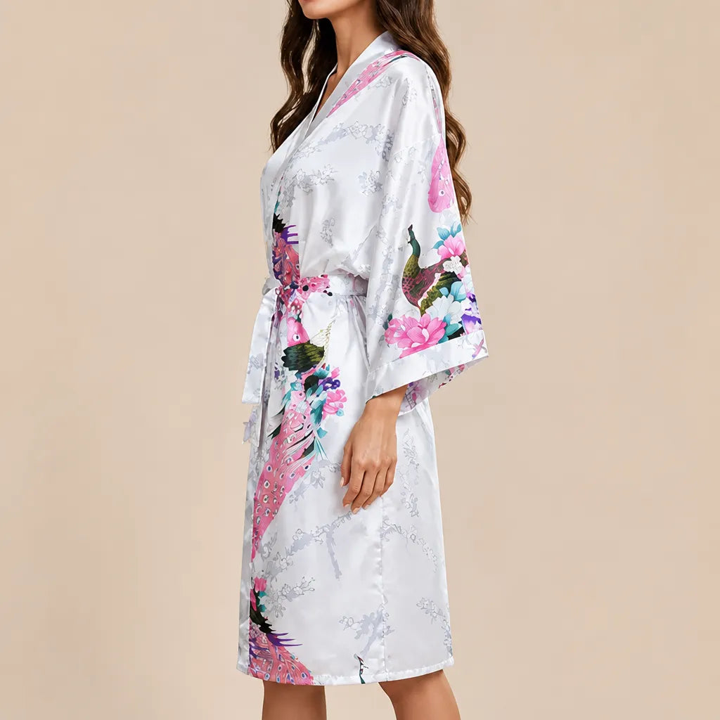 La boutique du peignoir Peignoir Kimono Femme - Court en Satin à Paons, Blanc