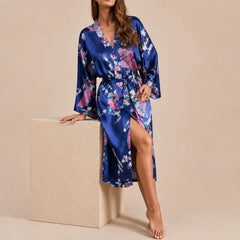 La boutique du peignoir Peignoir Kimono Femme - Court en Satin à Paons, Bleu Marine