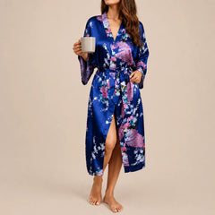 La boutique du peignoir Peignoir Kimono Femme - Court en Satin à Paons, Bleu Marine