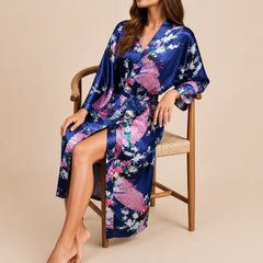 La boutique du peignoir Peignoir Kimono Femme - Court en Satin à Paons, Bleu Marine