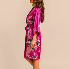 La boutique du peignoir Peignoir Kimono Femme - Court en Satin à Paons, Fuchsia