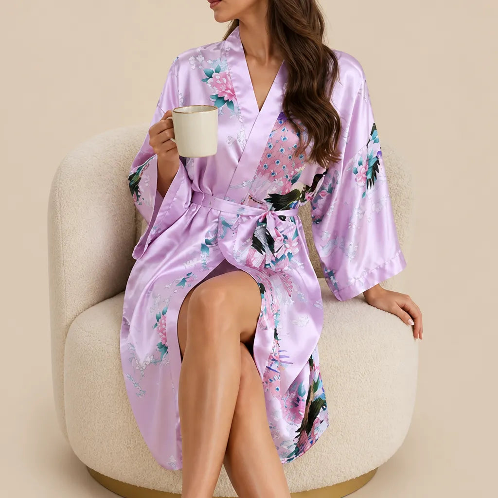 La boutique du peignoir Peignoir Kimono Femme - Court en Satin à Paons, Rose Lilas