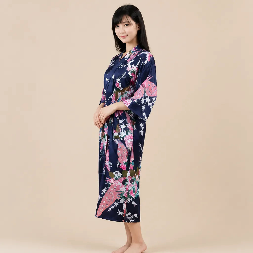 La boutique du peignoir Peignoir Kimono Femme - Long en Satin à Paons, Bleu Marine